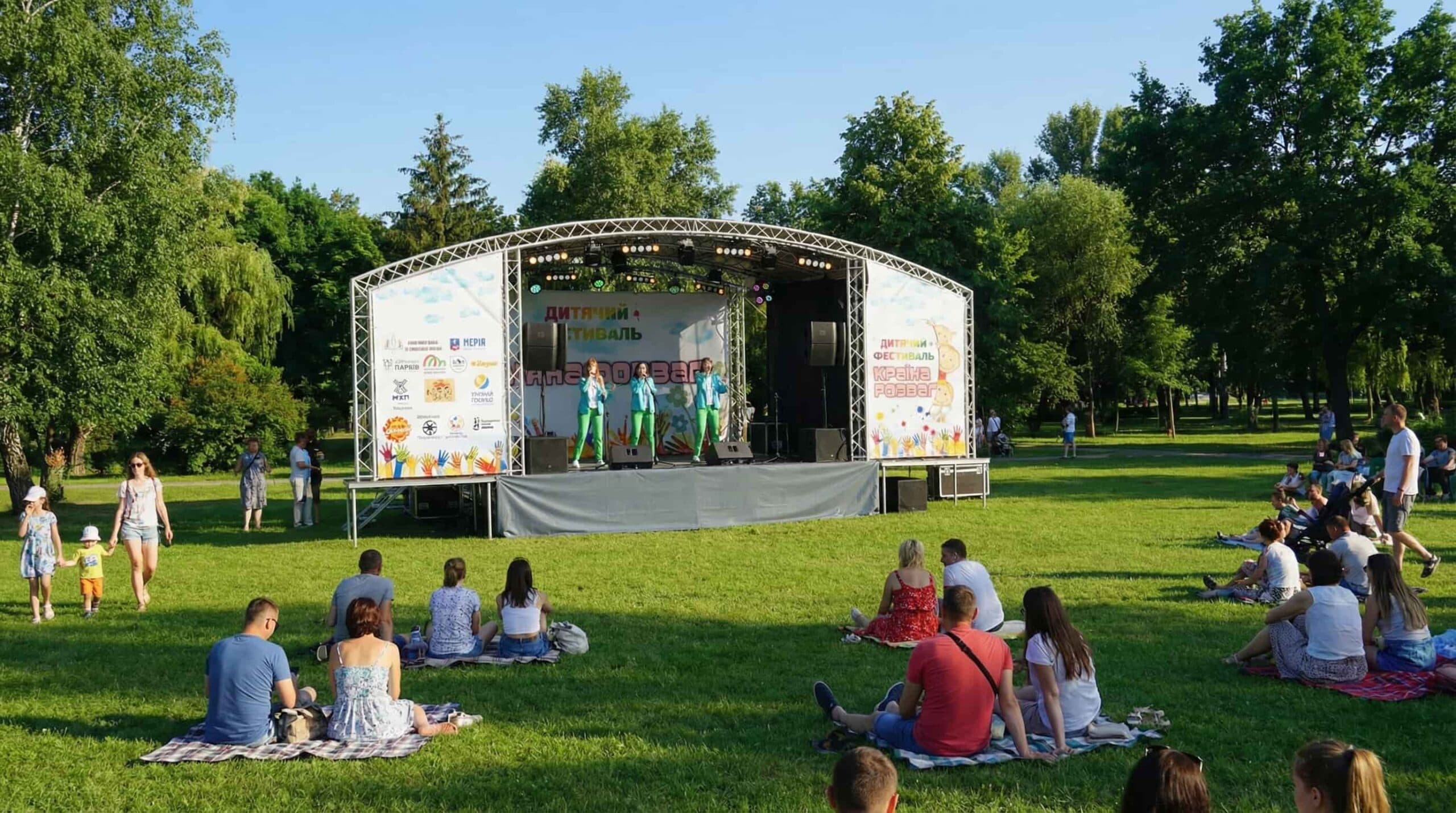 Мобильная сцена на городском мероприятии