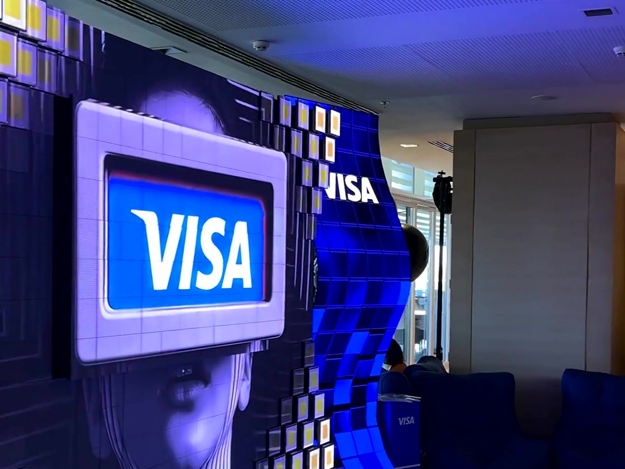 Кінетичний LED-екран на виставковому стенді Visa